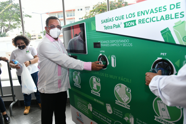 Primera máquina que intercambia envases y botellas por recarga en el ticket del Metro se estrena en Moviclaje