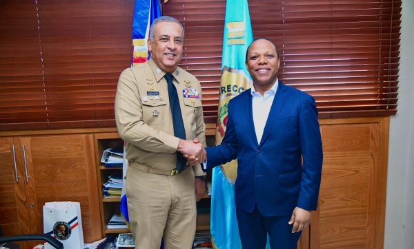Milton Morrison entrega a director de Migración listado de paradas de motoconcho donde operan extranjeros de manera irregular